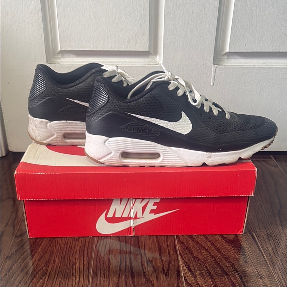 Nike Men's Black and White Sneakers